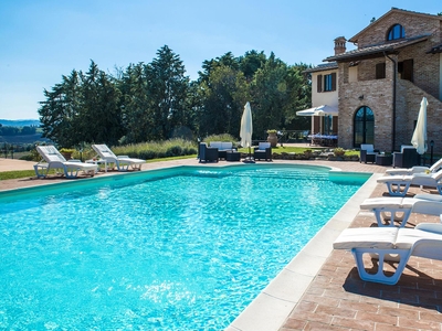 Villa vacanze in affitto Umbria casale nuovo con piscina lago trasimeno casale per vacanze campagna umbra confine con Toscana.