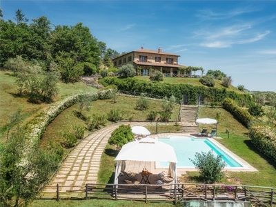 Villa vacanze Italia Umbria affitto casale in pietra con piscina affitto villa ristrutturata Umbria parco e panorama posizione tranquilla strategica per escursioni