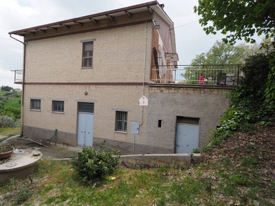 Casa indipendente con terrazzo, Corridonia zona semi-centrale