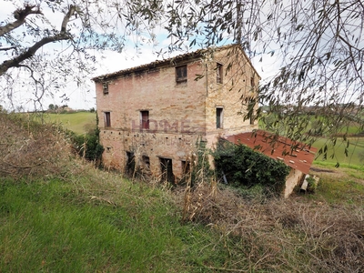 Rustico da ristrutturare, Corridonia zona semi-centrale