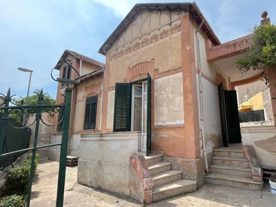 Villa da ristrutturare a Palermo