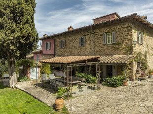 Agriturismo con piscina e terreno a Greve in Chianti