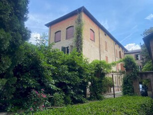 Appartamenti in palazzo storico con giardino