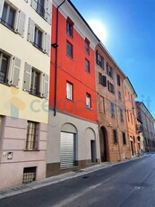Appartamento Trilocale da ristrutturare, in vendita in Via Borghetto, Piacenza