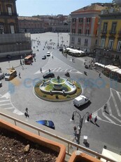 Appartamento Trilocale in ottime condizioni, in affitto in Via San Carlo 3, Napoli