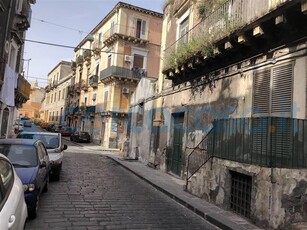 Attività commerciale da ristrutturare, in vendita in Via Santa Maria Dell'aiuto, Catania