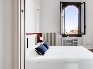 Bella camera da letto in affitto a Milano