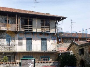 Casa semi indipendente da ristrutturare in vendita a Nebbiuno