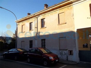 Casa semi indipendente da ristrutturare, in vendita in Via Roma, Caltignaga