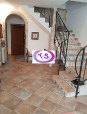 Casa semi indipendente in ottime condizioni, in vendita in Cantone Castello 81, Casale Monferrato