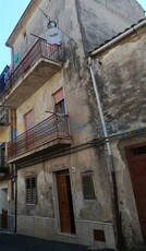 Casa singola da ristrutturare, in vendita in Via Calatafimi 64, Roggiano Gravina
