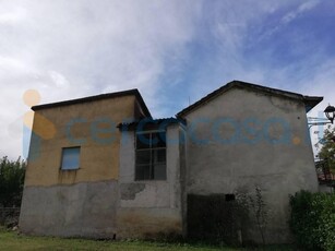 Casa singola da ristrutturare, in vendita in Via Grande, Liberi