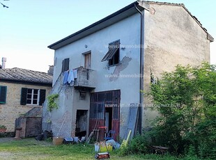 In posizione collinare e panoramica, Villetta indipendente da ristrutturare e deruralizzare con ampio giardino esclusivo. Possibilità di acquistare anche 11,7280 Ettari di terreno agricolo.