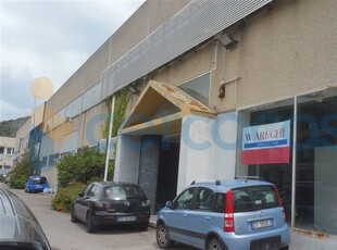 Negozio da ristrutturare, in vendita in Via San Leonardo, Salerno
