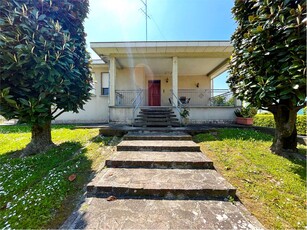 NOVI VILLA INDIPENDENTE SU UN PIANO CON GIARDINO