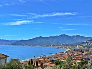 Trilocale con incantevole vista mare a Borgio Verezzi