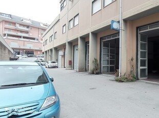 VENDE/AFFITTA LOCALE ARTIGIANALE