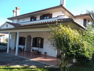 VILLA CON PISCINA