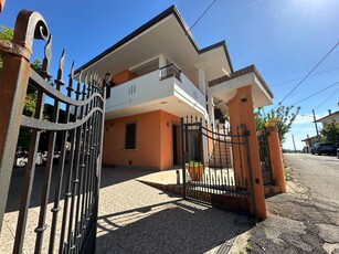 Villa con terrazzo a Mosciano Sant'Angelo