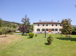 Villa di prestigio - ristrutturata a Ovest, Lucca