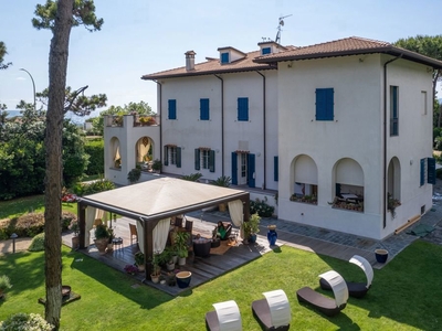 Villa con giardino a Forte dei Marmi