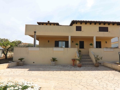 Villa in Via dei Girasoli Ragusa, Ragusa, 5 locali, giardino privato