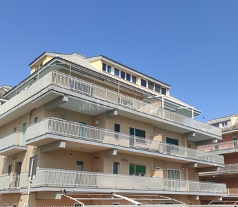 Casa a Roma in Lungomare duca degli Abruzzi , Ostia Ponente