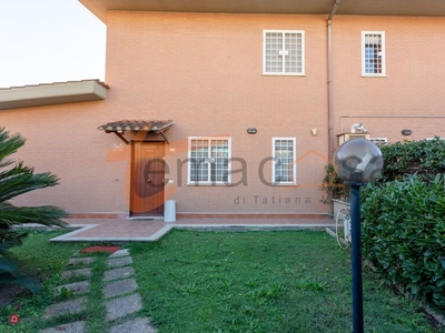 Casa Bi/Trifamiliare in Vendita in Via Acquaviva delle Fonti a Roma
