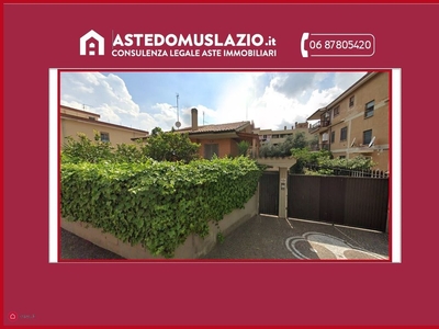 Casa Bi/Trifamiliare in Vendita in Via Casoli 15 a Roma