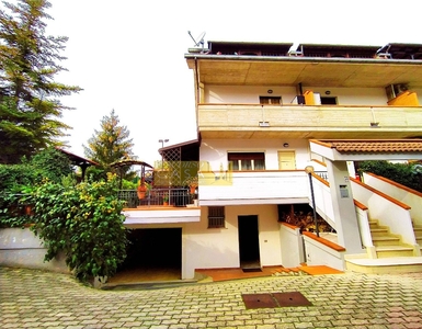 Villa a schiera in Strada Statale 81, Teramo, 6 locali, 3 bagni