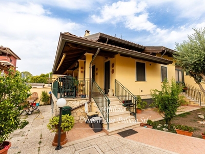 Villa in Vendita in Via Carlo Maria Rosini a Roma