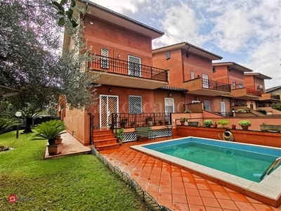 Villa in Vendita in Via Sofocle a Roma