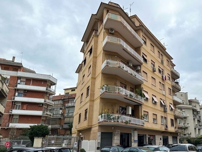 Appartamento in Vendita in Via degli Opimiani a Roma