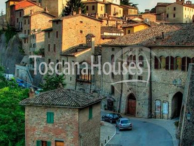 Bellissimo Casale in Vendita con Vista Panoramica a Montone, Umbria