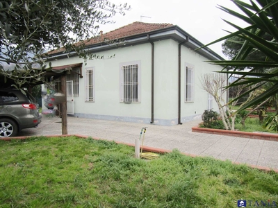 Casa indipendente in Vendita a Carrara via cavaiola