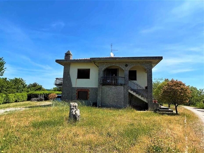 Parrano: Elegant Villa for sale from the 1980s with Spacious Garden and Building Plot