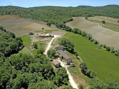 Splendida Tenuta in Vendita nelle Dolci Colline di Casole d'Elsa, Toscana