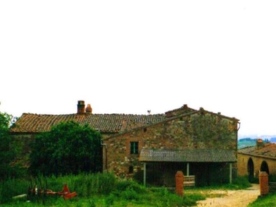 Torrita di Siena: Casa Colonica da Ristrutturare in Vendita con Terreno e Annessi