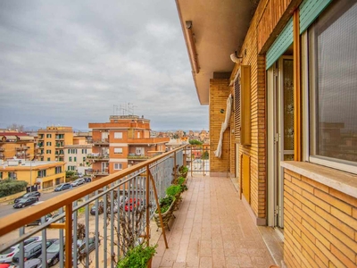 Trilocale con due balconi, via delle Arniche, Centocelle, Roma