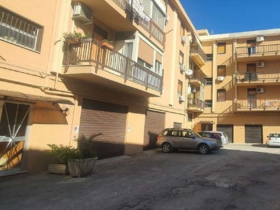 Trilocale con posto auto e moto, via Altofonte, Palermo