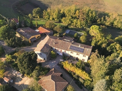Proprietà Biologica in Vendita: Azienda Agricola nel Cuore della Toscana