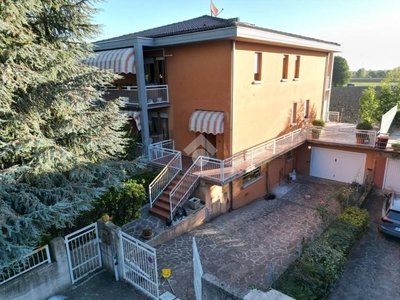Villa Bifamiliare in affitto a Parma via Mario Salati, 31
