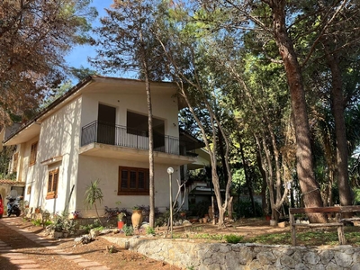 Villa con giardino e due terrazzi, via Ignazio Gioè, zona Inserra, Palermo