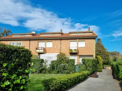 Villino a Schiera a Roma in Via Francesco Bartolomeo Rastrelli, Tre Pini