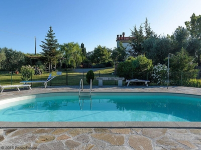 Accogliente appartamento di 100m² con piscina, parcheggio e giardino vicino al fiume Zancona