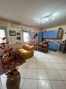 Appartamento in Via Delle Mimose, Rosolini, 6 locali, 1 bagno, 94 m²