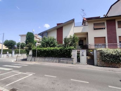 Appartamento in Via Montalese 158, Prato, 15 locali, 3 bagni, garage