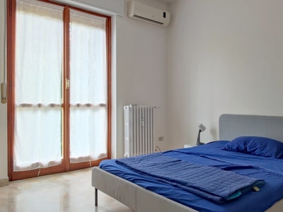 Camere in affitto in appartamento con 2 camere da letto a Milano