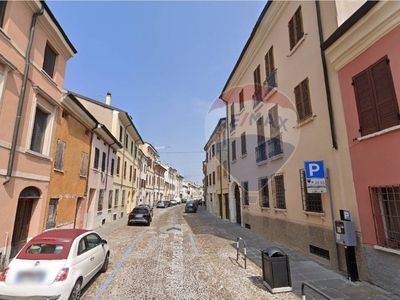 Casa indipendente a Mantova, 6 locali, 3 bagni, con box, 294 m²
