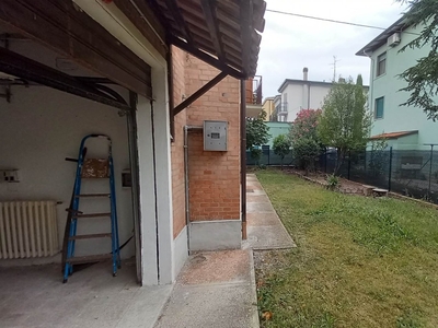 Casa indipendente a Modena, 4 locali, 2 bagni, 150 m² in vendita